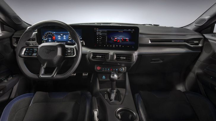 Салон Ford Mustang Dark Horse