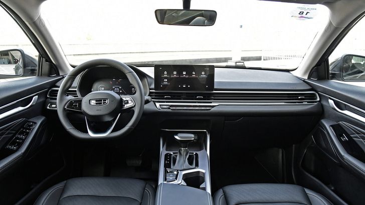 Интерьер Geely Emgrand EC7