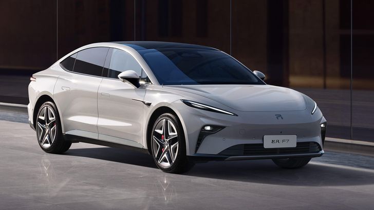 SAIC представил в Китае новый электрический седан Rising Auto F7 со сменными батареями