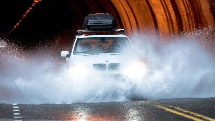 Автомобиль проезжает лужу