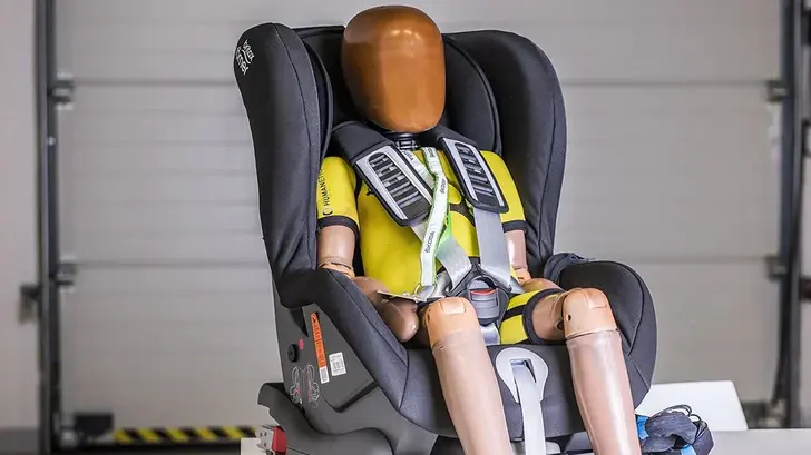 Манекен ребенка в краш-лаборатории Skoda