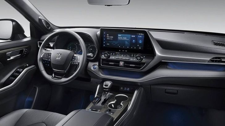 Интерьер Toyota Crown Kluger