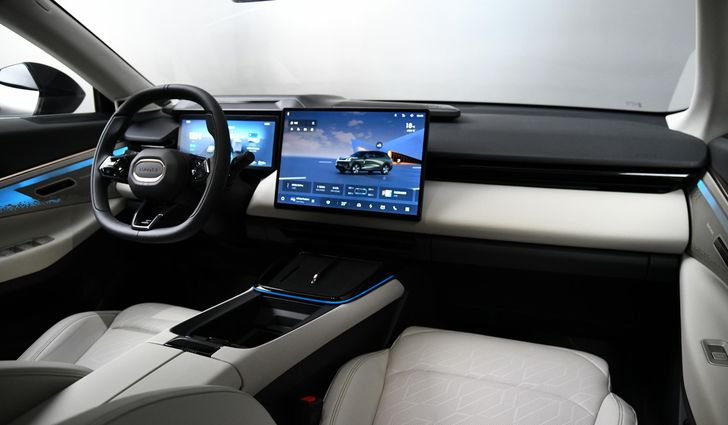 Интерьер Lynk & Co 08