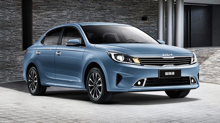 В России появился китайский аналог Kia Cerato. Он стоит чуть больше 2 млн рублей