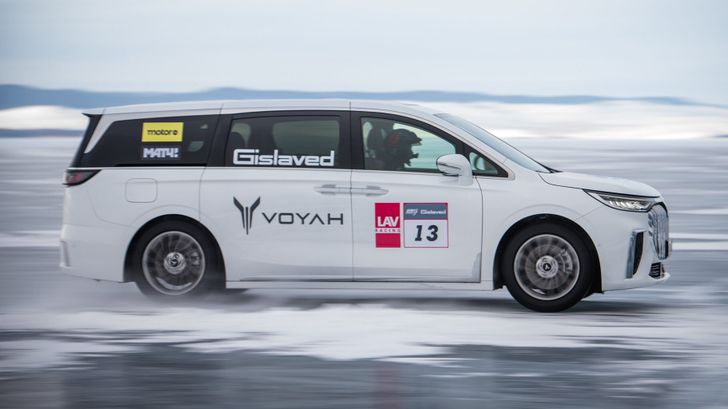 Voyah Dream на льду Байкала