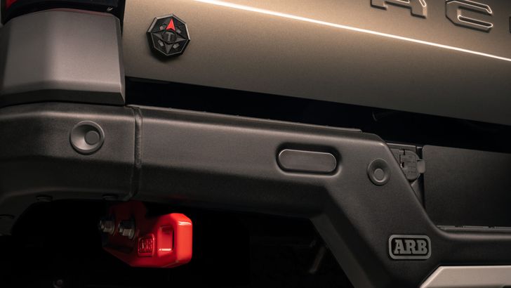 Компания Toyota показала на тизерах новый пикап Toyota Tacoma Trailhunter 2024 года