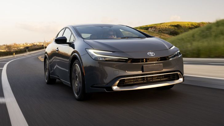 Компания Toyota представила гибрид Toyota Prius Prime нового поколения