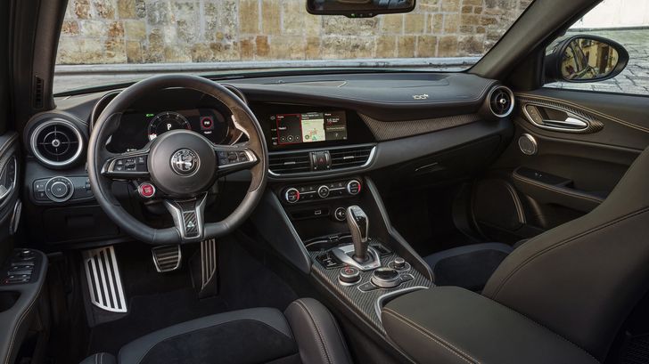 Салон  Alfa Romeo Giulia Quadrifoglio 100th Anniversary