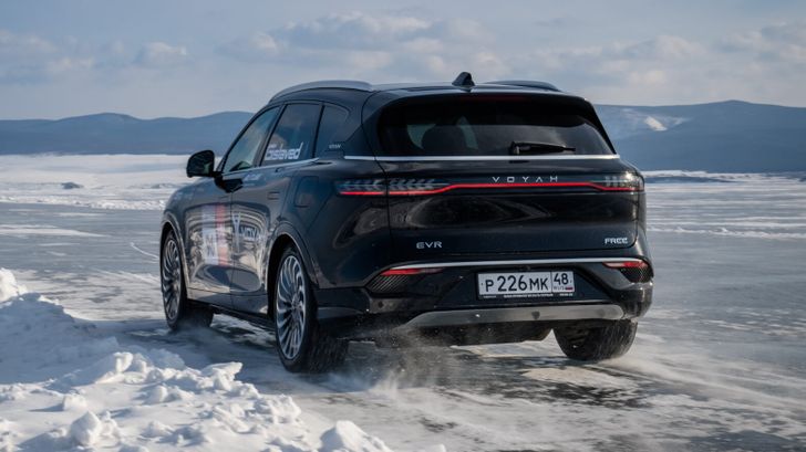 Voyah Free на льду Байкала