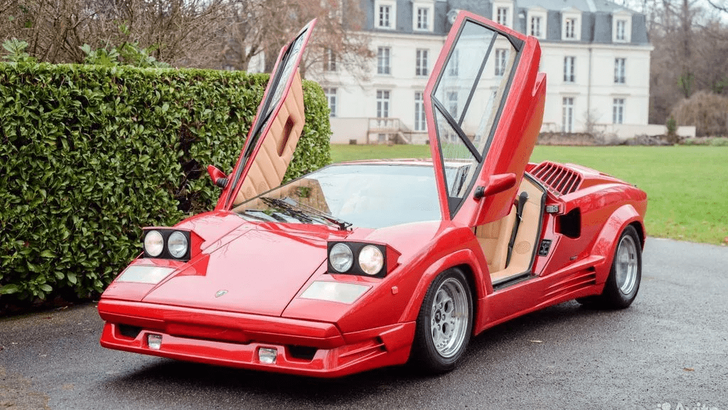 В России выставили на продажу редкий суперкар Lamborghini Countach 1990 года