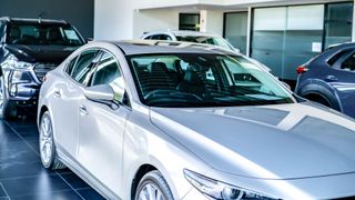 Автомобили в автосалоне