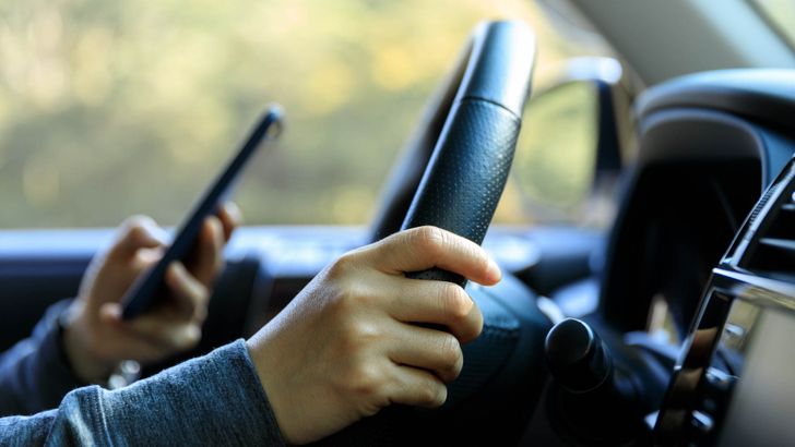Водитель с телефоном за рулем