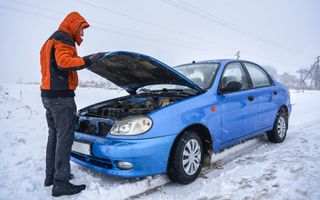 Ремонт автомобиля на дороге