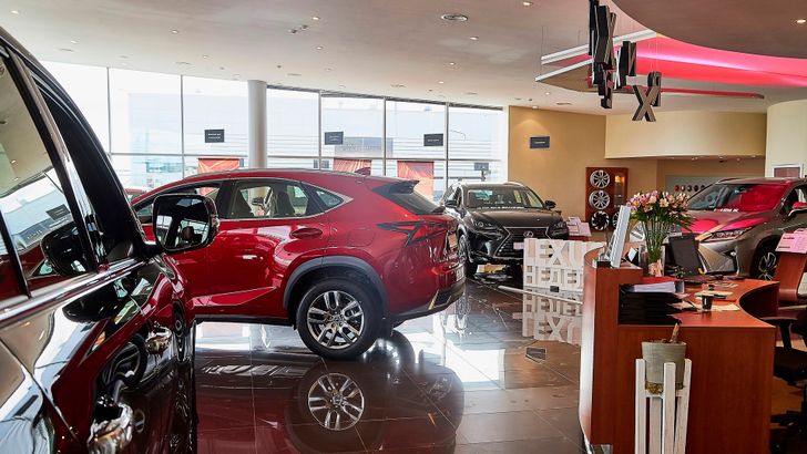 Россияне стали реже покупать автомобили: рынок «рухнул» почти на треть