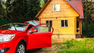 Автомобиль у дачи