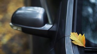 Автомобиль осенью