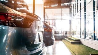 Автомобили в автосалоне