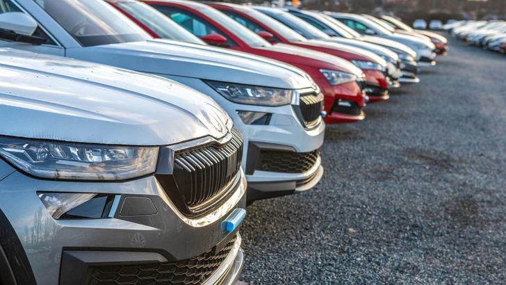 В России стремительно дешевеют автомобили. Сколько они в среднем стоят сейчас