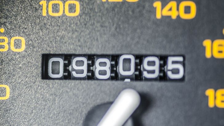 Назван лайфхак, помогающий легко и быстро распознать автомобиль со скрученным пробегом