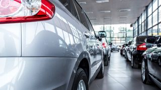 Автомобили в автосалоне