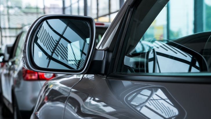 Почему россияне перестали покупать автомобили: дилеры назвали все причины низкого спроса