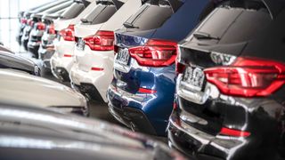 Автомобили в автосалоне