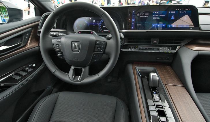 Интерьер Toyota Crown Sedan