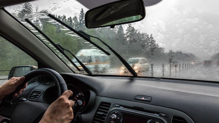 Водителям рассказали, как обычный летний дождь может навредить автомобилю