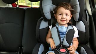 Ребенок в детском кресле