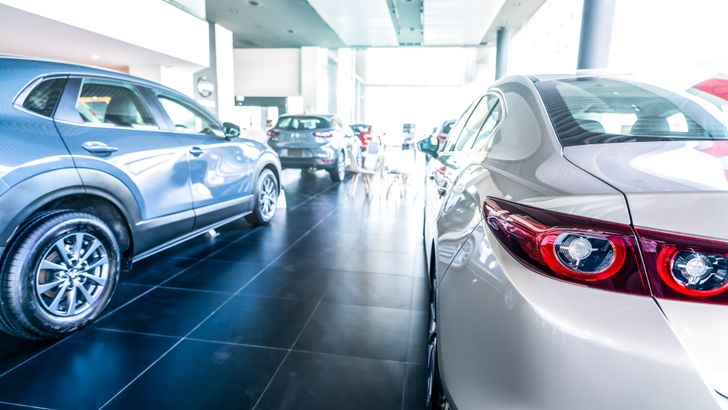 Автомобили в автосалоне