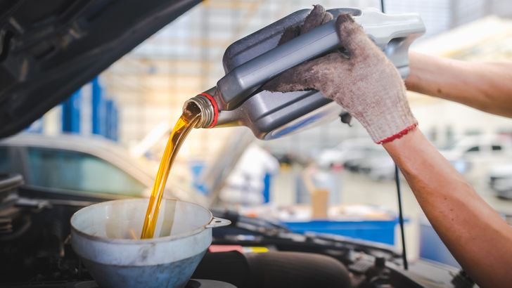 Названы самые частые ошибки при замене масла в двигателе автомобиля