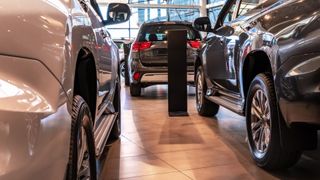 Автомобили в автосалоне