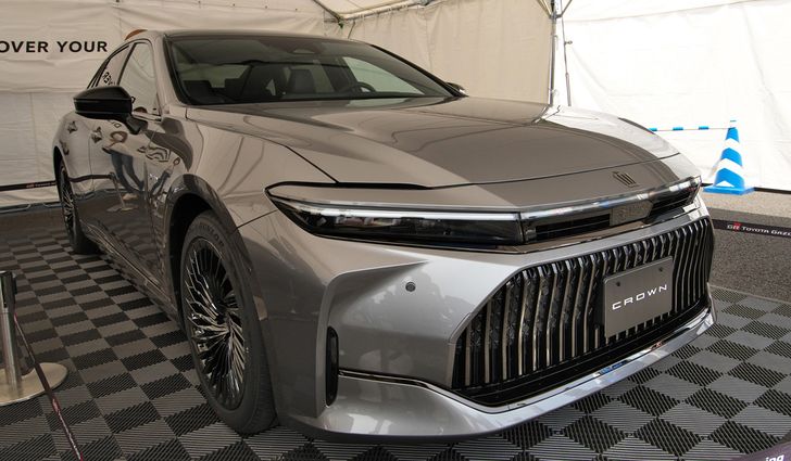 Toyota Crown Sedan