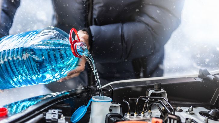 Как определить, что течет из машины по запаху: эксперт все объяснил