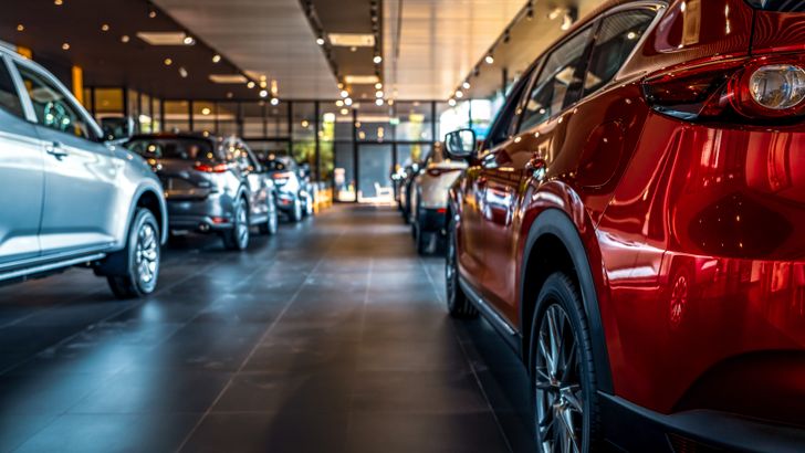 Автомобили в автосалоне