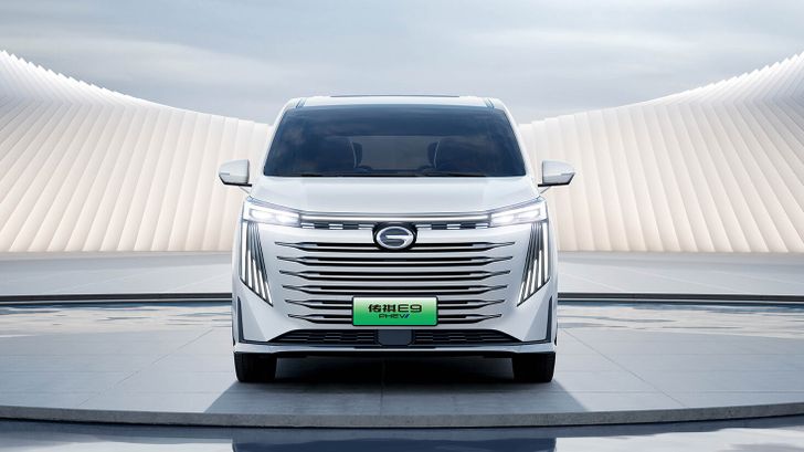 В России появился новый гибридный минивэн китайского бренда. Известна стоимость