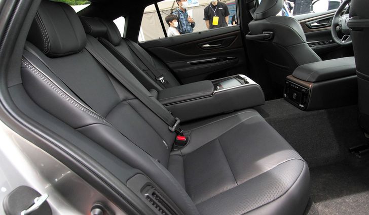 Интерьер Toyota Crown Sedan