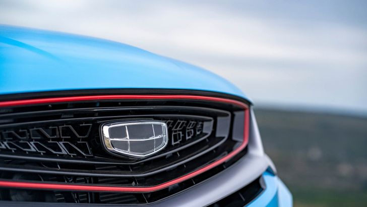 В России переписали прайс-листы автомобилей Geely. Сколько популярные кроссоверы и седаны стоят теперь