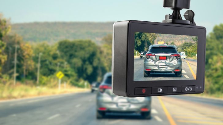 Названа реальная вероятность получить штраф за видеорегистратор на лобовом стекле