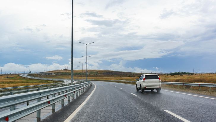 Автомобильная трасса осенью