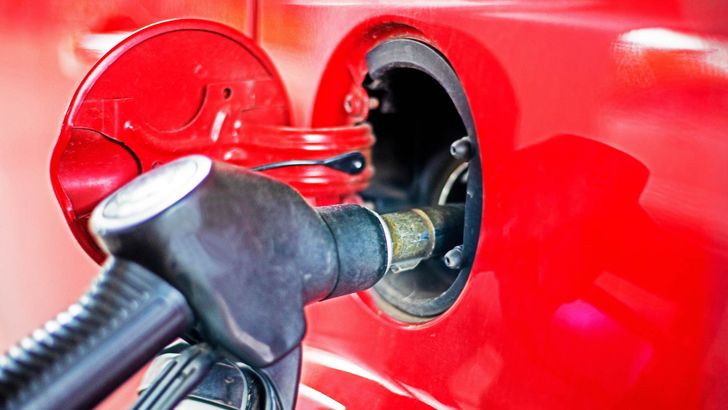 Это точно хотят знать все водители. Названы пять лучших способов снизить расход топлива летом