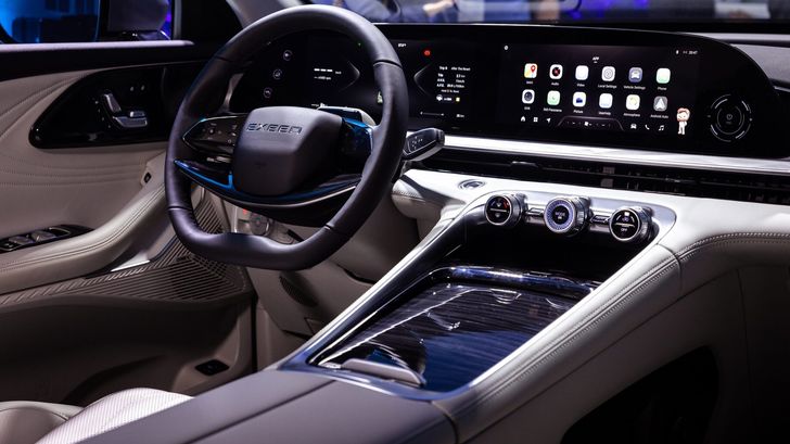 Интерьер Exeed RX