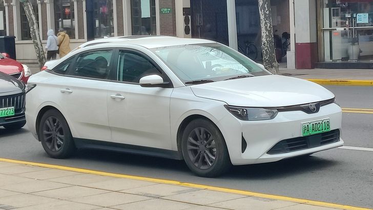 В России появились китайские электрические седаны дешевле Evolute i-Pro