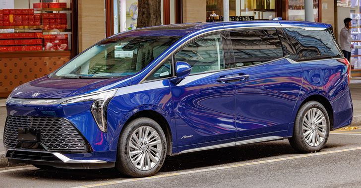 В России запустили продажи минивэна Buick GL8 по цене 9,5 млн рублей