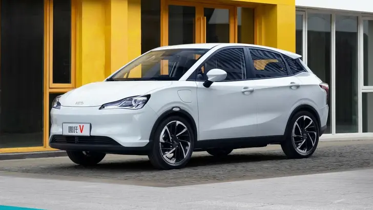 В Россию могут привезти китайские электромобили Hozon. Самый дешевый стоит всего 2 млн рублей