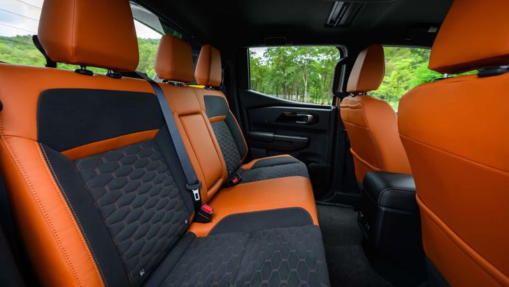 Интерьер Mitsubishi L200