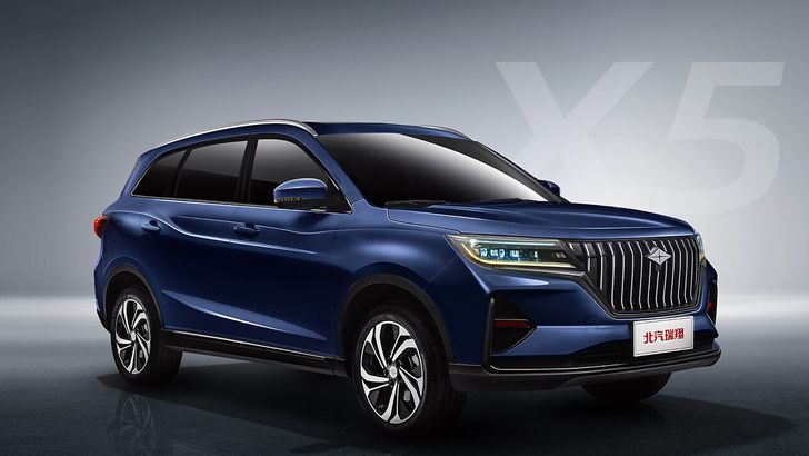 В России начались продажи нового семейного кроссовера. Он чуть дороже двух миллионов рублей