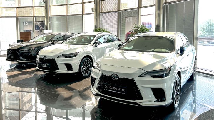 Lexus RX в автосалоне