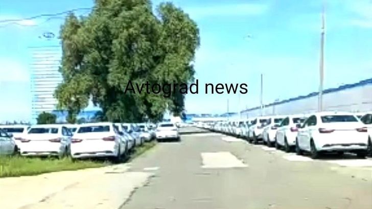 Стоянка с некомплектными LADA Vesta NG