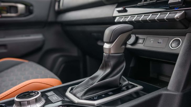 Интерьер Mitsubishi L200